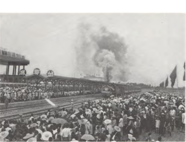 2 de julio de 1952. La primera línea ferroviaria construida por la Nueva China, entre Chengdu (capital de la provincia de Sichuan, sudoeste de China) y la gran ciudad de Chongqing. El primer tren en operar la vía llega a la estación de Chengdu, saludado por 50.000 personas.