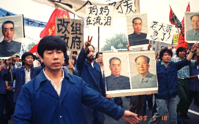 Tienanmen, junio 1989. Jóv.portan pancartas c_fotos de Mao y Chou Enlai.